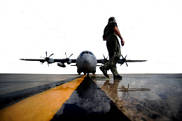 跑道上的飞机和人