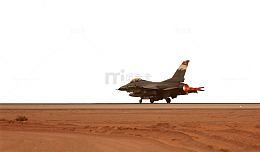 沙漠中的飞机跑道