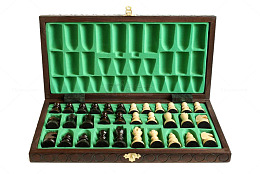 打开的棋箱