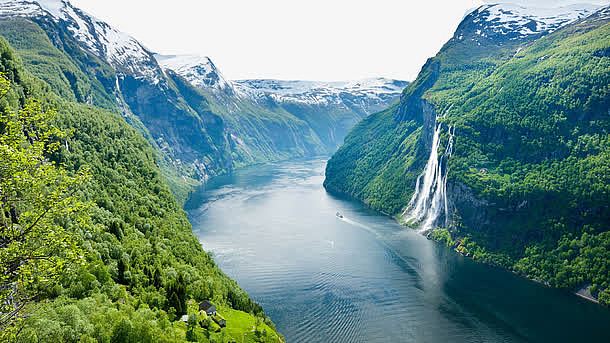 美丽雪山瀑布景色