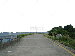 公路边的河堤