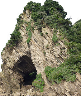 险峻山洞