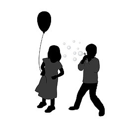 拿气球吹泡泡的兄妹