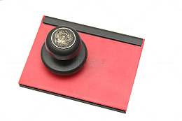 红色板子上的印章