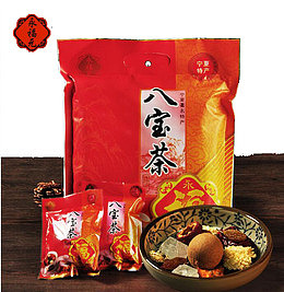 桌子上的八宝茶和盖碗