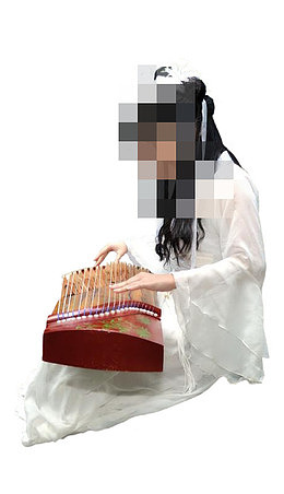 古装白衣才女弹古筝