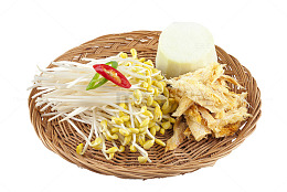 簸箕里的黄豆芽