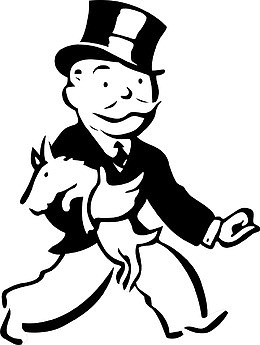 老人抱狗行走剪影