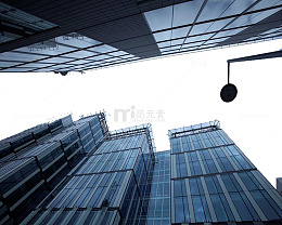 仰视玻璃幕墙建筑