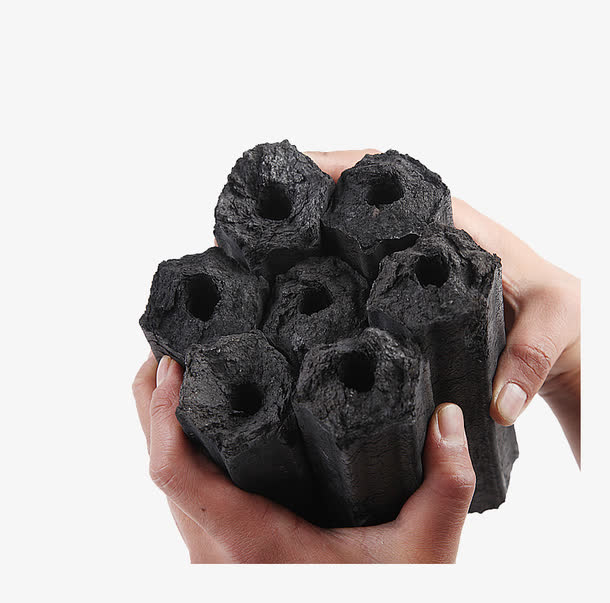 双手抱着的六角形木炭