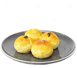 一碟四枚蛋黄酥