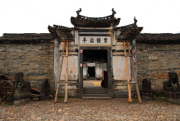 老宅门口