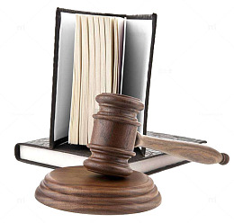 两本书与木质律师锤子