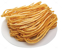 一碟炸好的油炸馓子