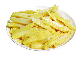 盘里切好的土豆条
