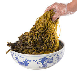 手拿腌菜