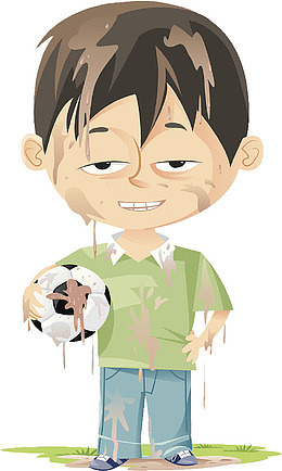 全身沾上污泥踢足球的男孩