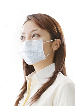 女子戴口罩