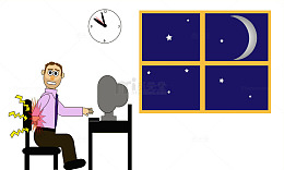夜晚办公腰痛的男子