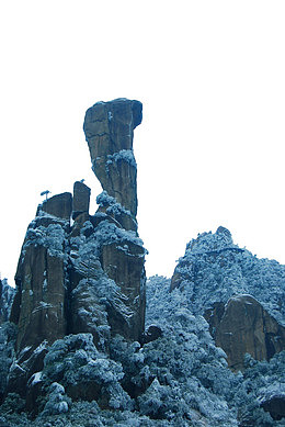 巨蟒出山雪景