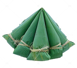 多个圆锥形的粽子和粽子叶