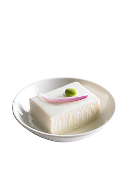 圆盘里的白色方块嫩豆腐