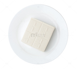 白色圆盘中的嫩豆腐