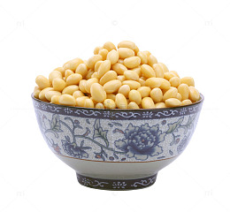 陶瓷碗里的黄豆粒