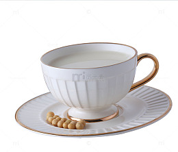 盘子上的盛满的豆浆的杯子