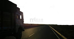 黑色公路上行驶的货车