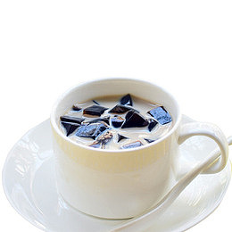 白色盘子仙草奶茶