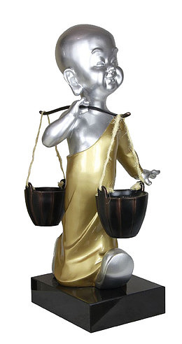 铂金小人挑水摆件