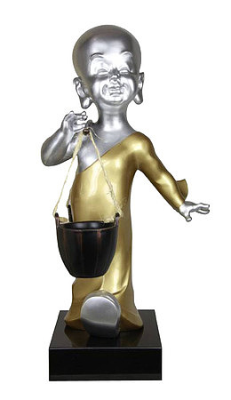 铂金小人挑水摆件正面