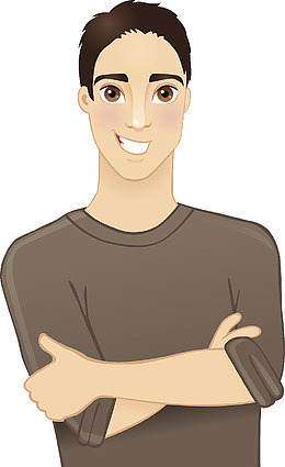 双手抱胸大眼睛微笑的男孩