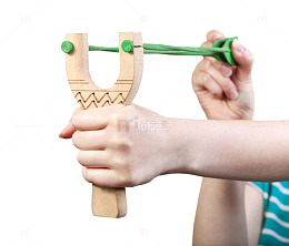 准备打弹弓的手