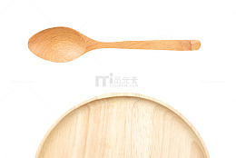 棕色木质纹理凹陷的圆木盘和勺子