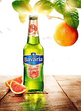 木板上的饮料和橙子树