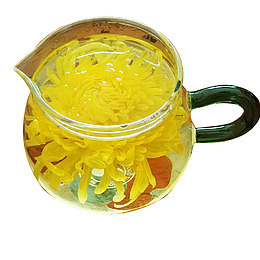 带把手的透明玻璃杯中的黄色金丝