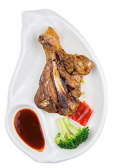 叶片形碟子里的烤鸡脚肉