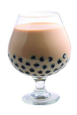 大肚杯子里的珍珠豆奶茶立面拍摄