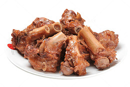 俯拍白色盘子里面几块肉质鲜美的