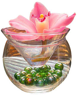 透明玻璃杯中的弹珠与红色花