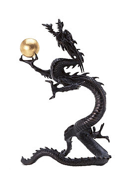 拿着金珠的黑色蛟龙