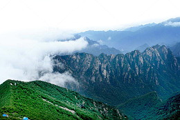 云雾蔓延在太白山上