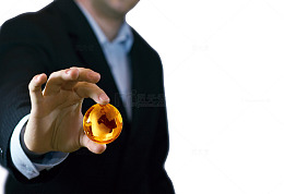拿着金地球的商务科技人