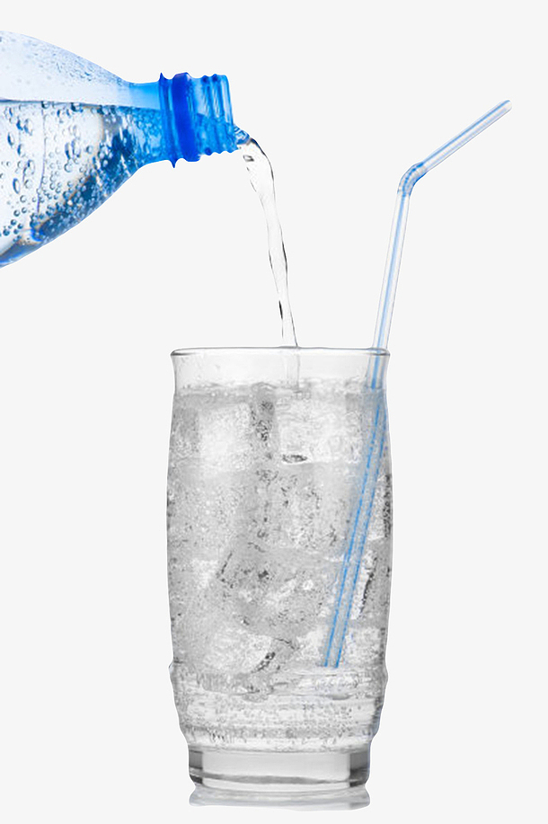 透明解渴倒出到玻璃杯的塑料瓶饮