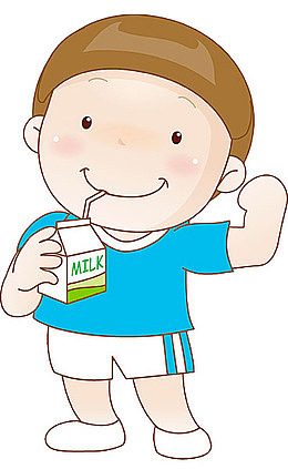 喝牛奶的小男孩
