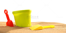 清新母婴沙滩上的铲子和小桶玩具