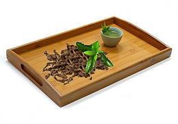 茶托里的牛蒡茶图片素材