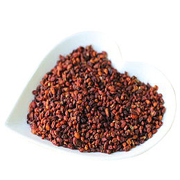 盘子里散装的晒干的沙棘果茶